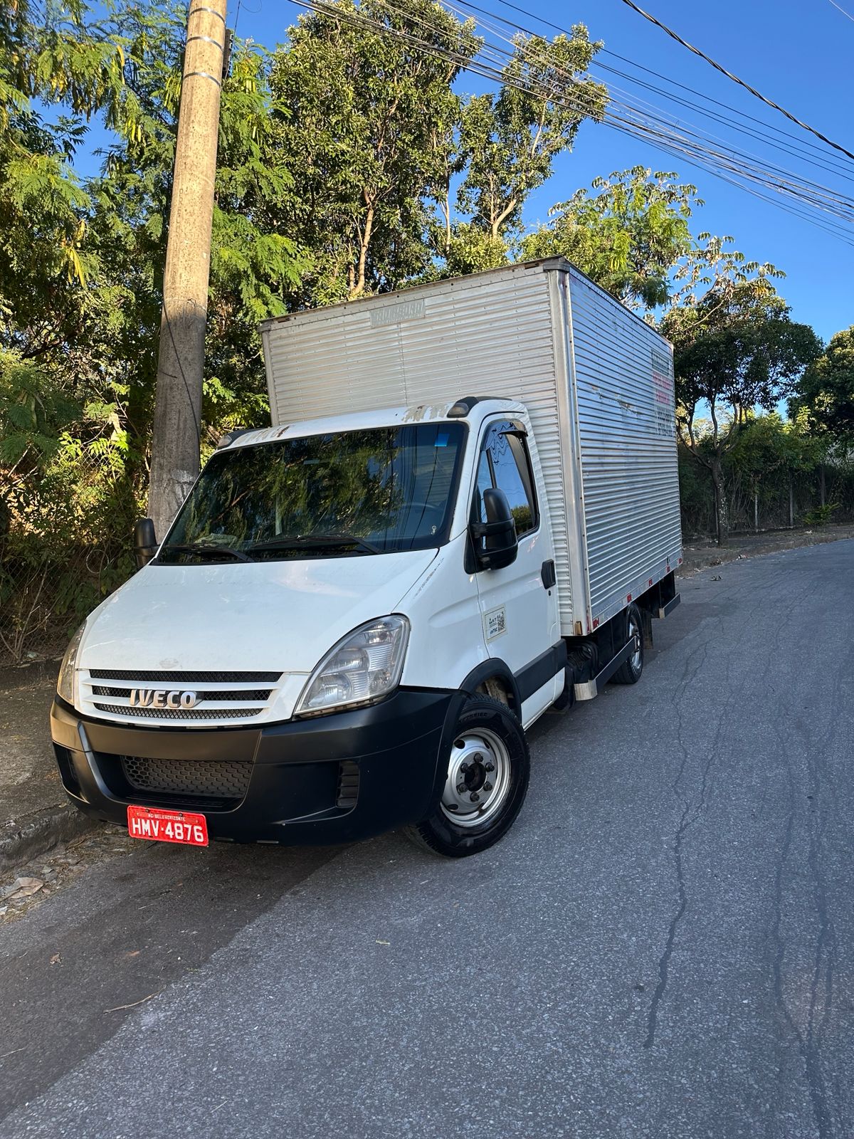 Caminhão de mudança carregado com segurança